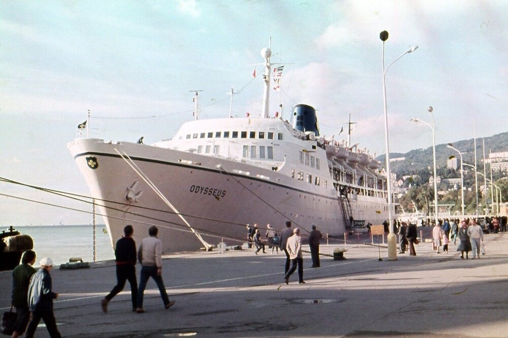 Греческий лайнер "Одиссей" в порту Ялты.