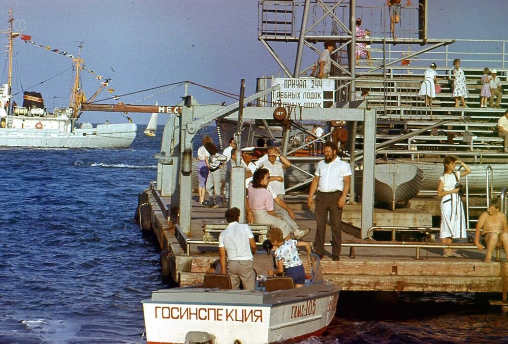 Водная станция на набережной в Керчи, где можно было взять напрокат лодку.