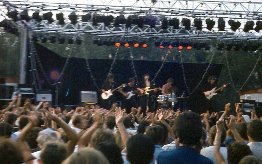 А вот и сам концерт, который состоялся на местном городском стадионе.