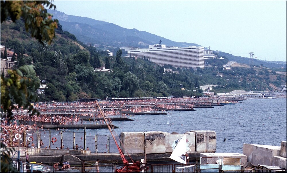 Ну а пока - в Ялте жаркий сезон. Массандровские пляжи забиты отдыхающими.