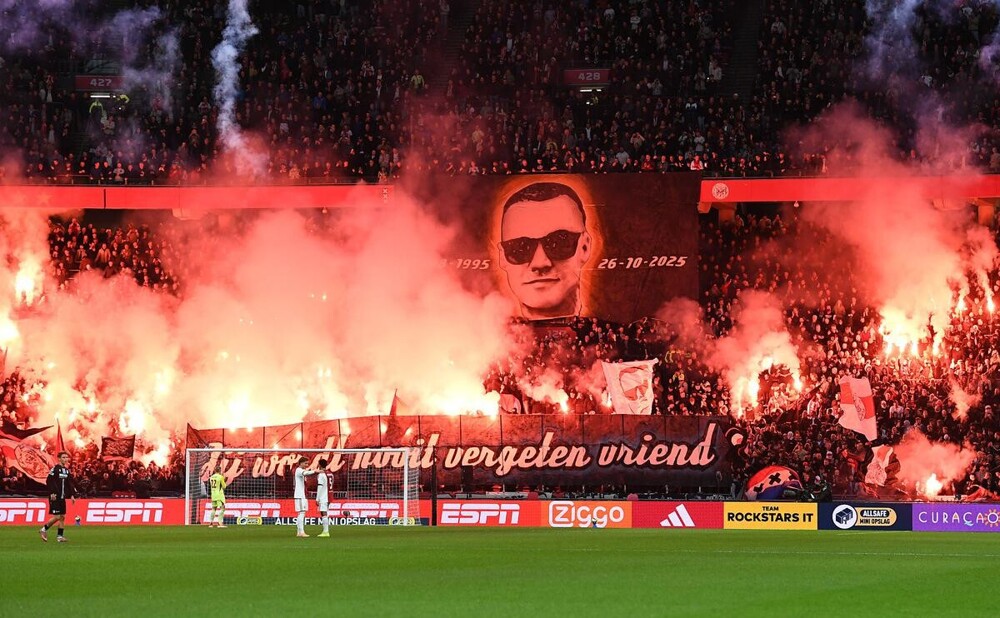Сотни фейерверков и горящее поле: матч «Аякса» сорвали фанаты