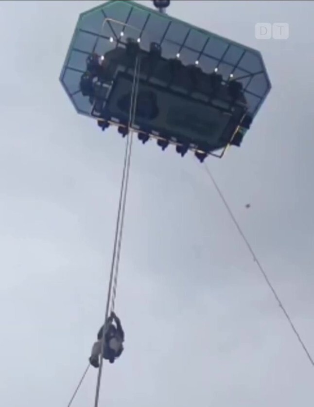 Экстремальный ужин в небе: из-за поломки крана семья зависла на высоте 45 метров