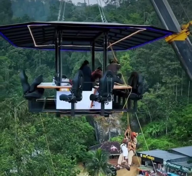 Экстремальный ужин в небе: из-за поломки крана семья зависла на высоте 45 метров