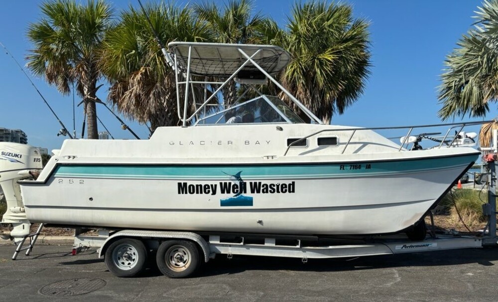 В США 90-летний мужчина почти сутки провёл на перевернувшемся катере и выжил