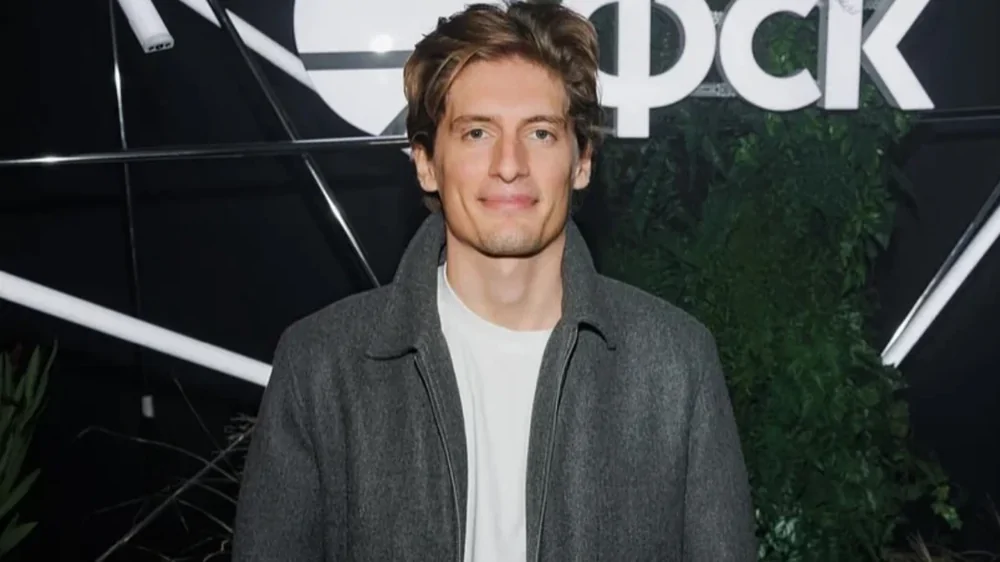 "Ты за это ответишь!": концертный директор Филиппа Киркорова подрался с блогером на открытии ГУМ-катка