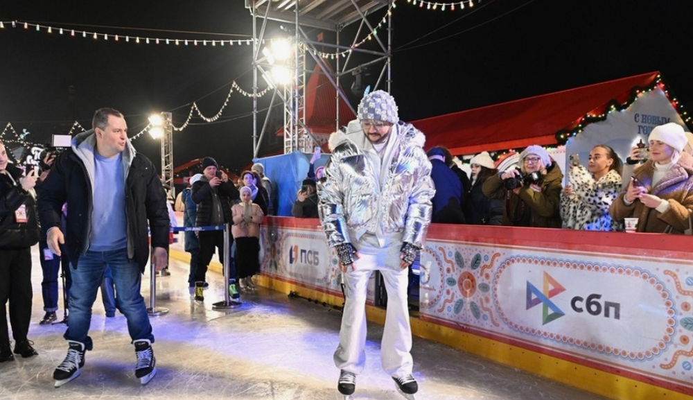 "Ты за это ответишь!": концертный директор Филиппа Киркорова подрался с блогером на открытии ГУМ-катка