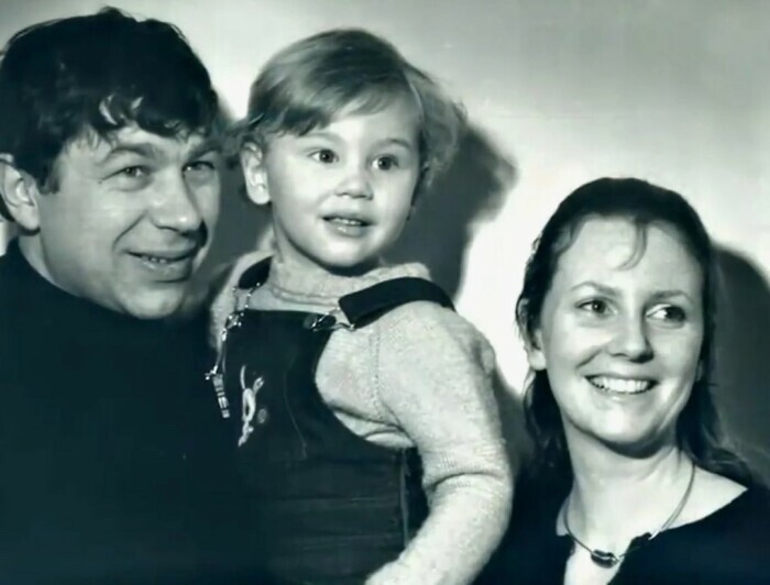 Андрей Мартынов с с Франциской Тун и сыном