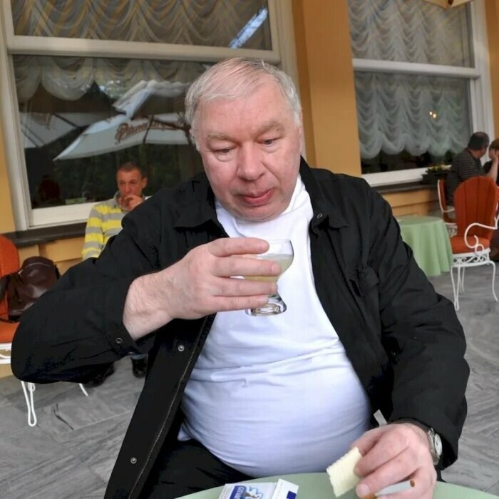 Андрей Мартынов живет один в московской квартире.