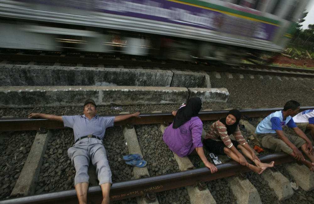 В Джакарте жители «лечатся» током от рельсов поезда