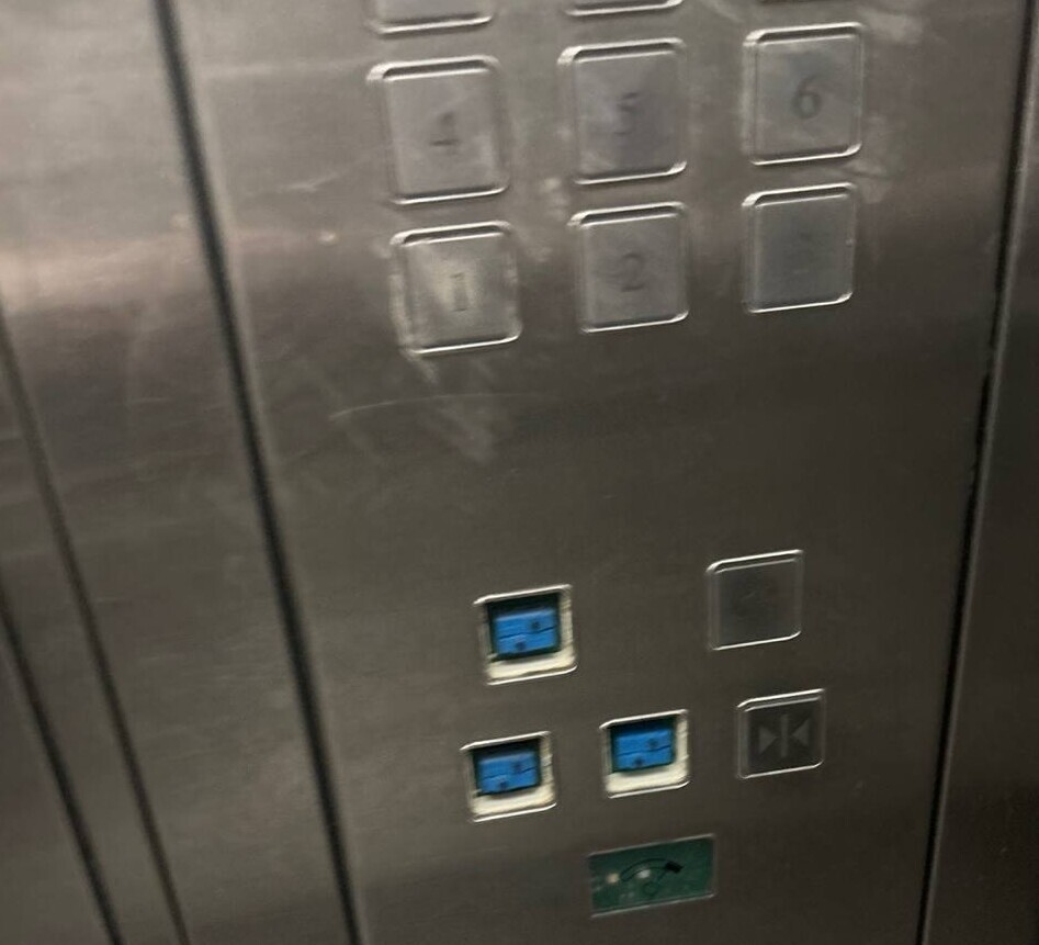 Курьер атаковал лифт в Ленинградской области