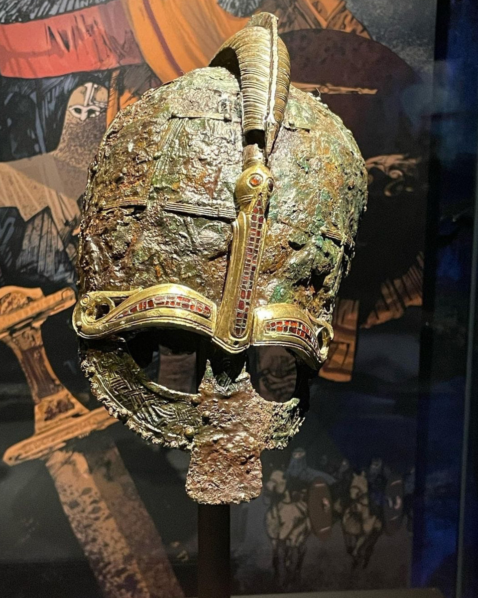 На территории Швеции в погребении Вальсгерде был найден этот шлем