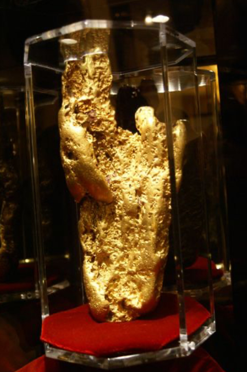На снимке вы видите «Руку веры» — самый крупный в мире самородок из золота, который был найден металлоискателем