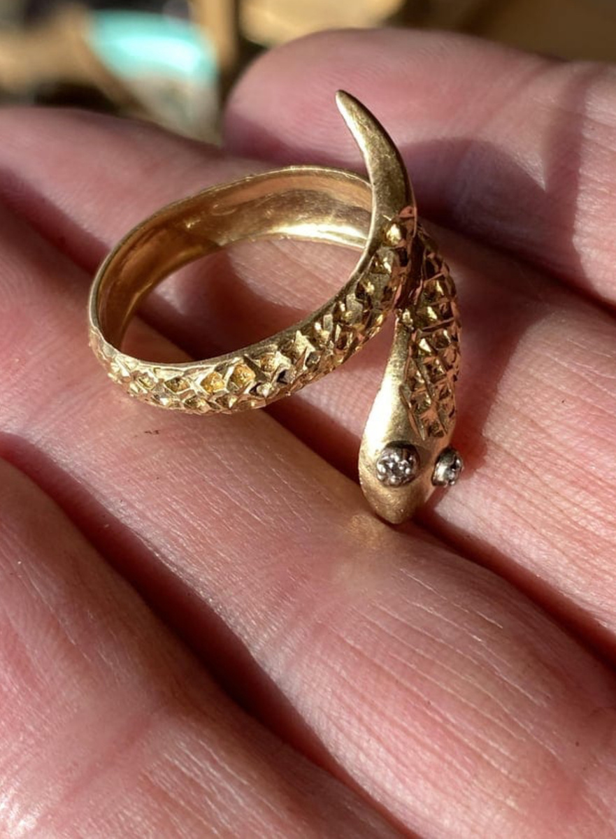 Первый раз в жизни нашел золотую вещь с помощью металлоискателя