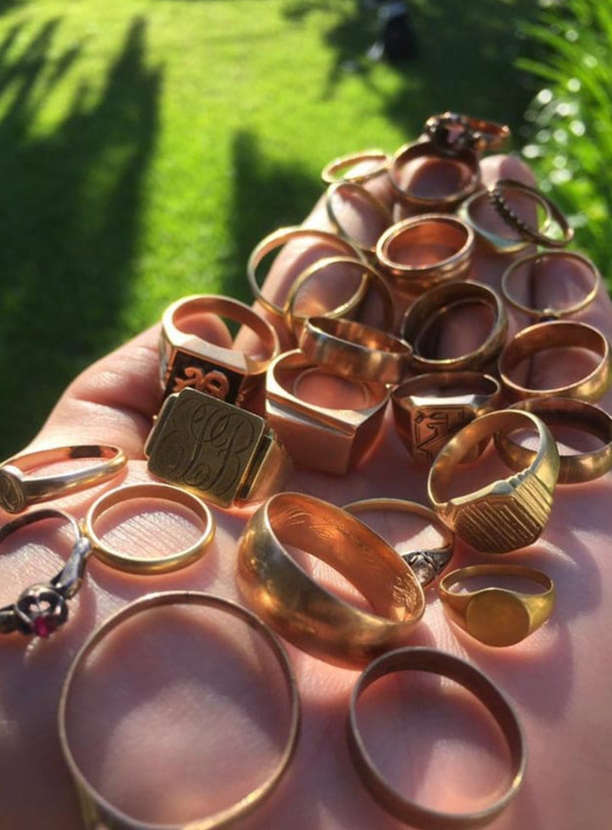 Вы только взгляните, сколько золотых колец я нашел в реке в течение двух месяцев!