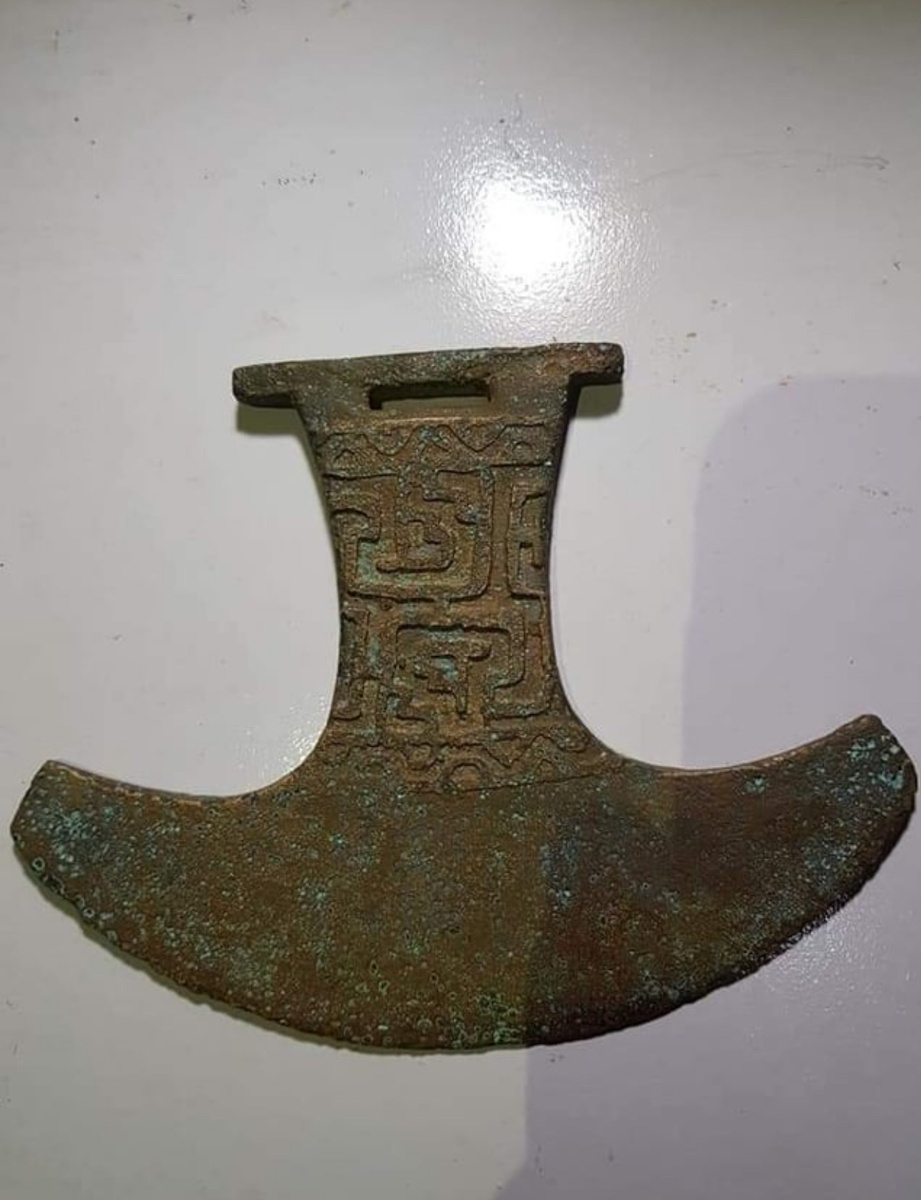 Металлоискатель помог обнаружить ценную находку в виде древнего церемониального топора инков