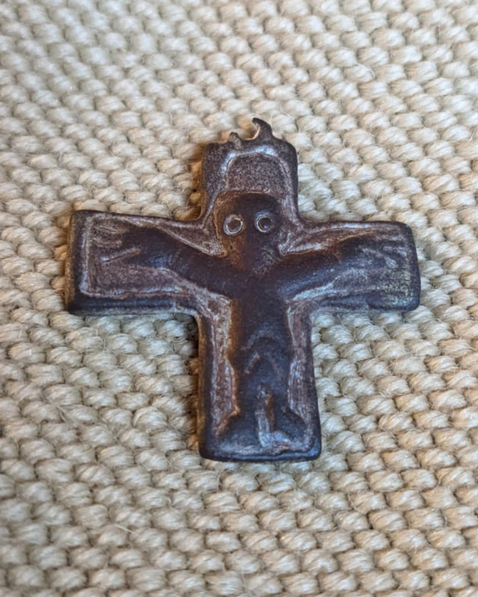 Мать моей подруги увлечена поиском сокровищ с помощью металлоискателя. Побывав на юге Великобритании, она привезла найденный там крест