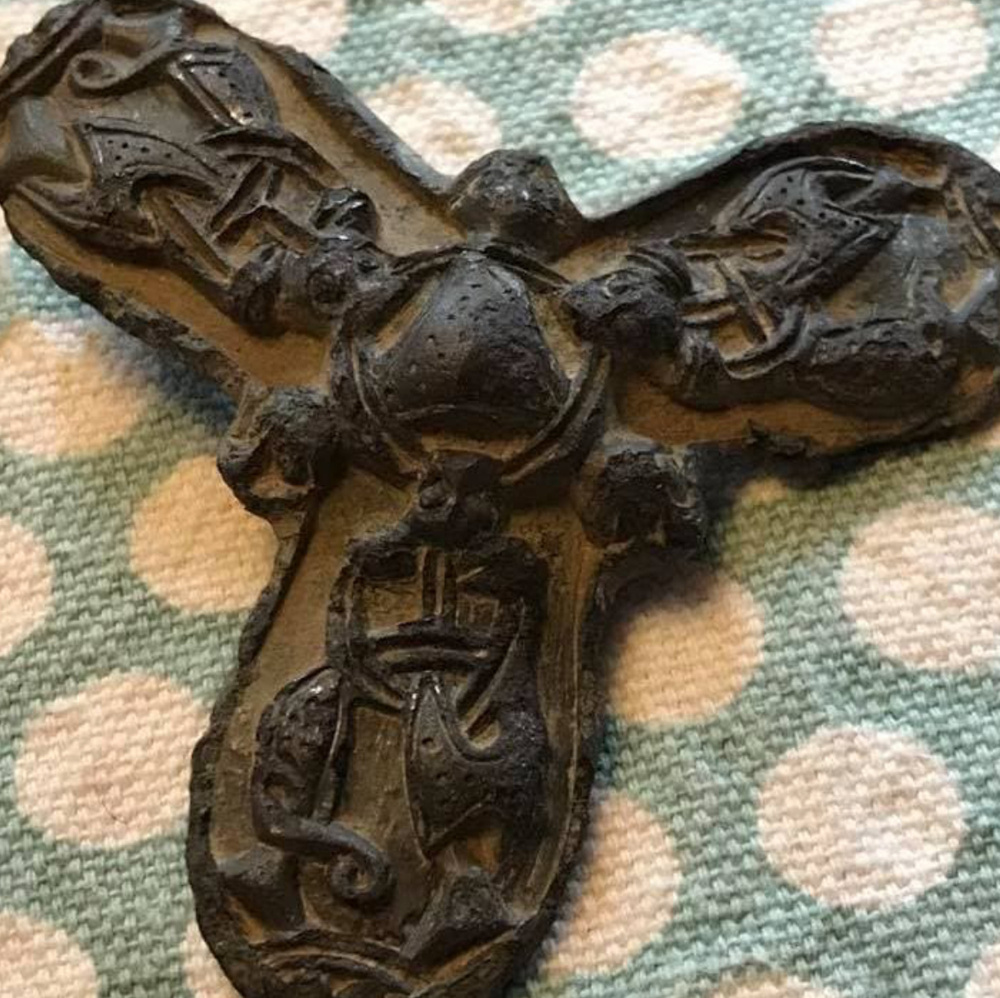 У моего приятеля есть увлечение — поиск драгоценных вещей с использованием металлоискателя. Среди его находок была эта древняя вещица, принадлежащая, возможно, викингам