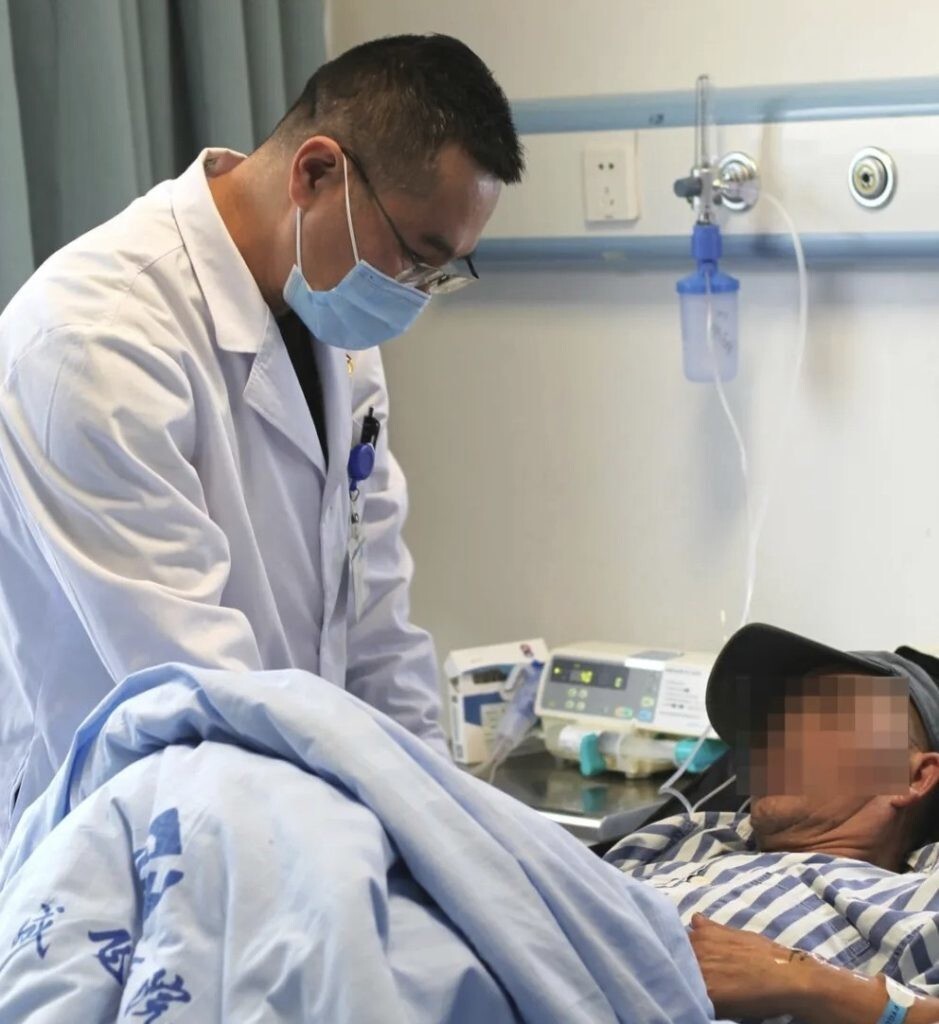 Врачи извлекли зажигалку из желудка мужчины, который в пьяном угаре проглотил её 30 лет назад