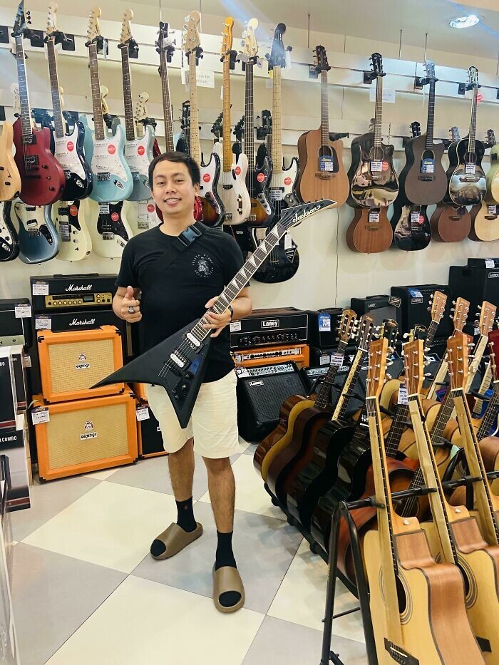 27. Наконец-то я купил гитару, о которой мечтал с детства. Я долго и упорно работал