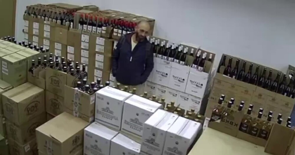 Бородач похитил коробку с коньяком из магазина в Москве