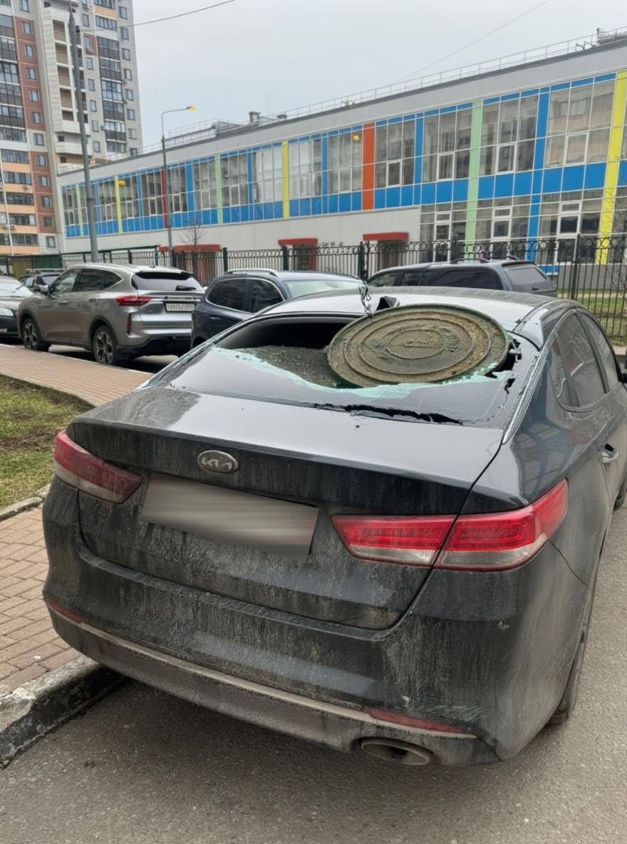 В Подмосковье «Чудо-женщина» разнесла крышкой канализационного люка машину