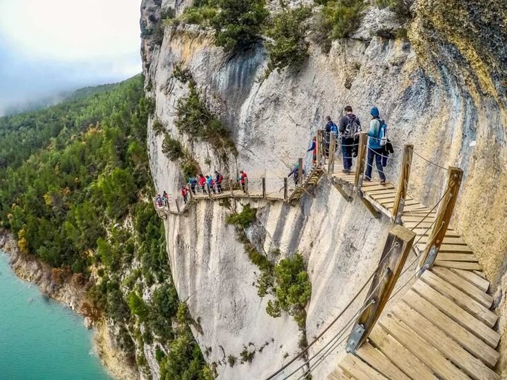 Ущелье Монт-Ребей, где можно перемещаться по тонкой грани между восторгом и страхом