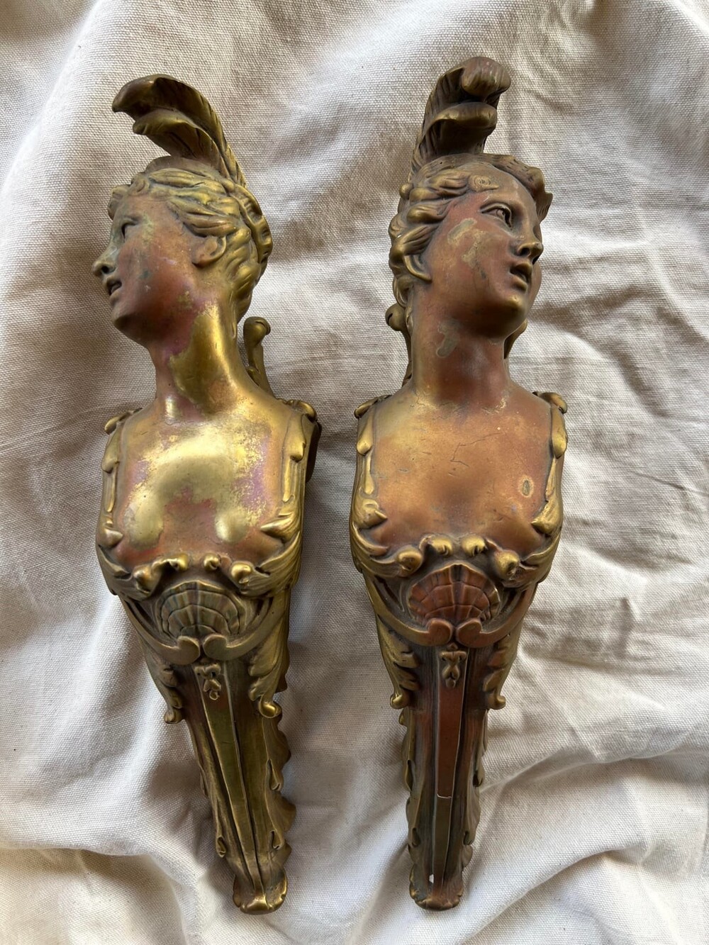 20. Декоративные фигурные крепления в виде кариатид, используемые на мебели конца XIX–го - начала XX-го века (консоли, зеркала, шкафы и т.д.)