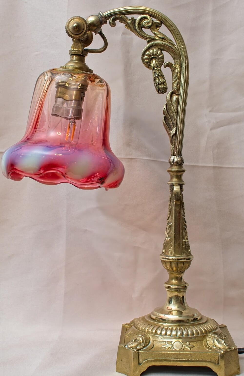 8. Французская латунная настольная лампа из уранового стекла 1920-х годов