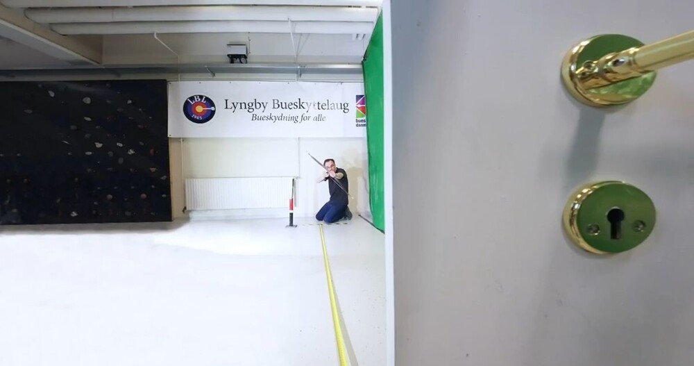 Почему не стоит подглядывать в замочную скважину лучника