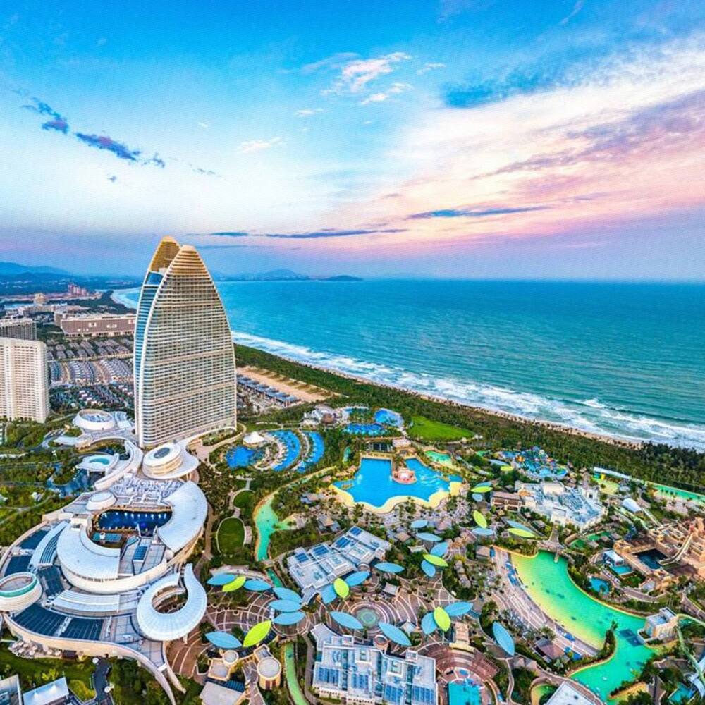 Российские туристы заполнили пляжи китайского города