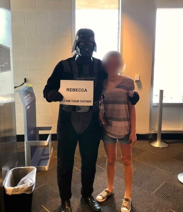 8. Дочь моего друга недавно впервые полетела одна. Вот как он встретил ее в аэропорту