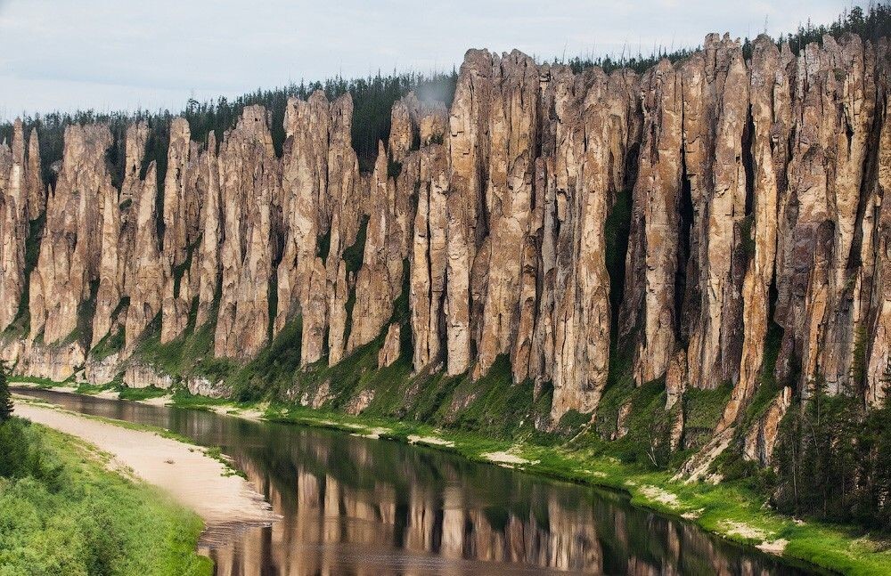 9. «Ленские столбы» — геологическое образование и одноимённый национальный парк в Якутии на берегу реки Лены