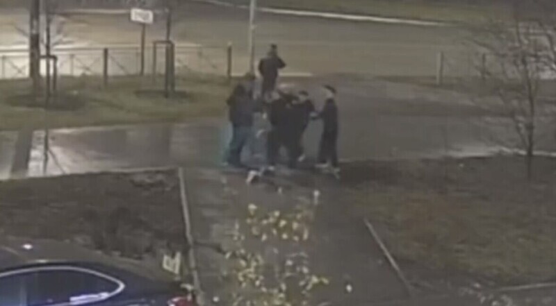 В Оренбурге парень спутал прохожих с грабителями и покалечил их