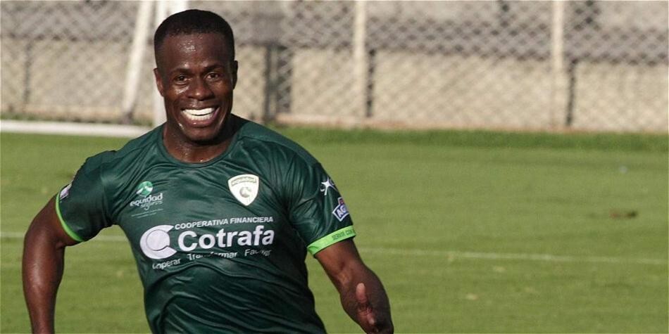 Футболист, трижды становившийся чемпионом своей страны, окончил школу в 41 год