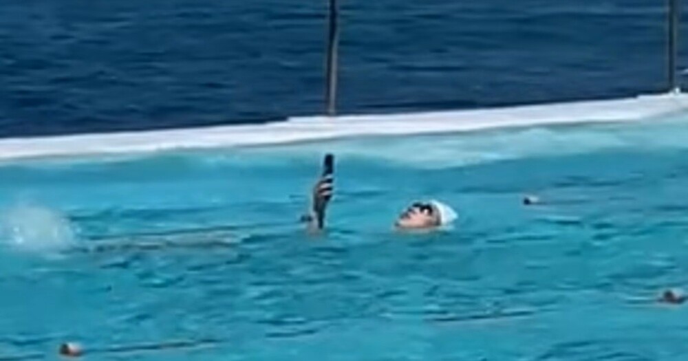 "Самое антиутопичное зрелище": женщина устроила заплыв с телефоном в руке