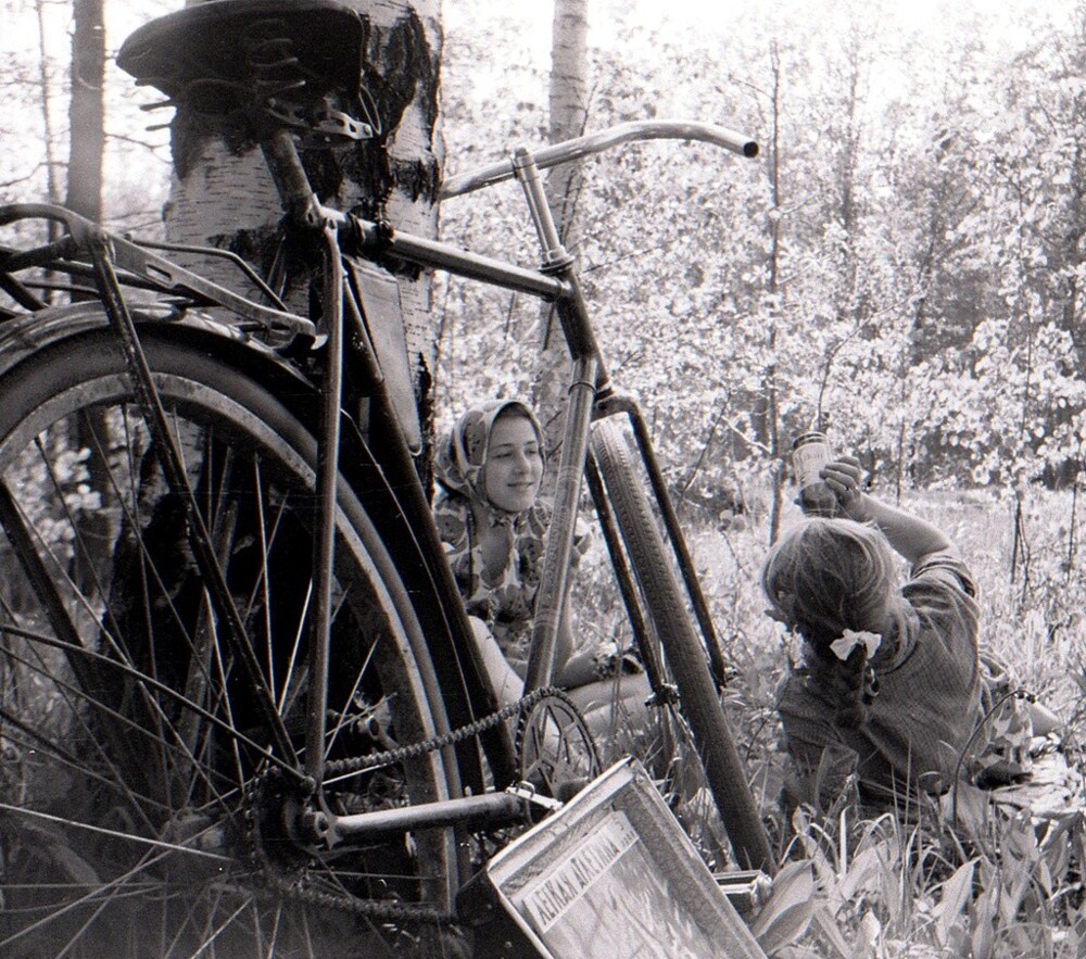 Отдых велосипедисток. Июнь 1961 года.