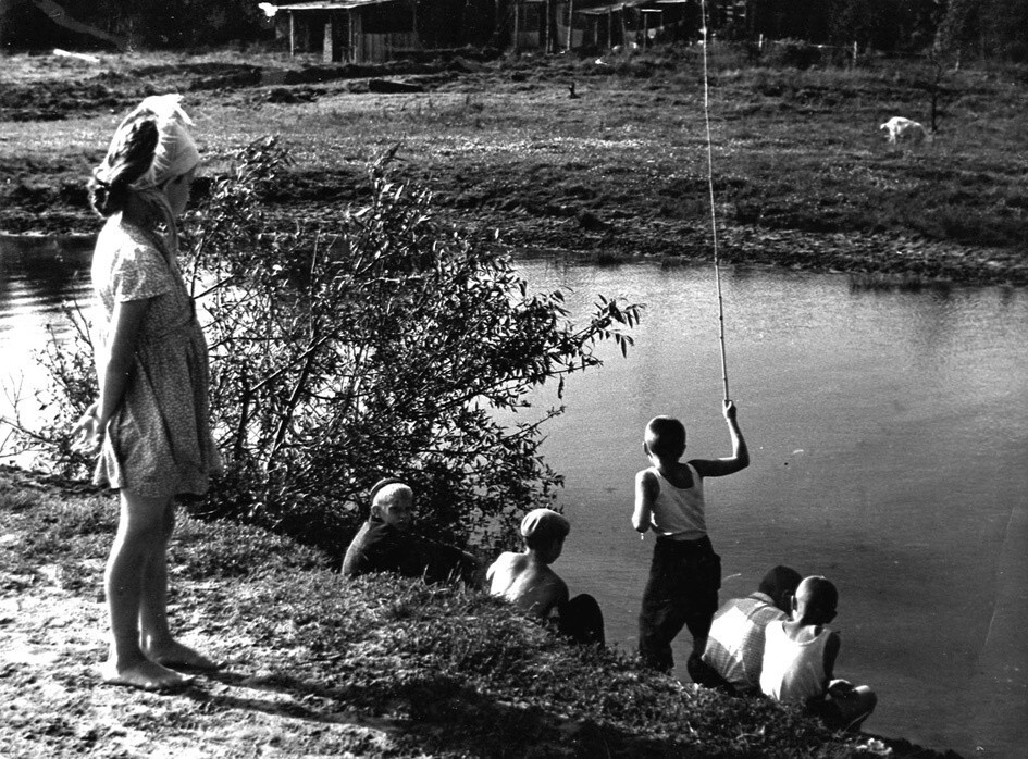 «Кажется клюет». Июль 1963 года. Московская область, Воскресенский район, село Конобеево.