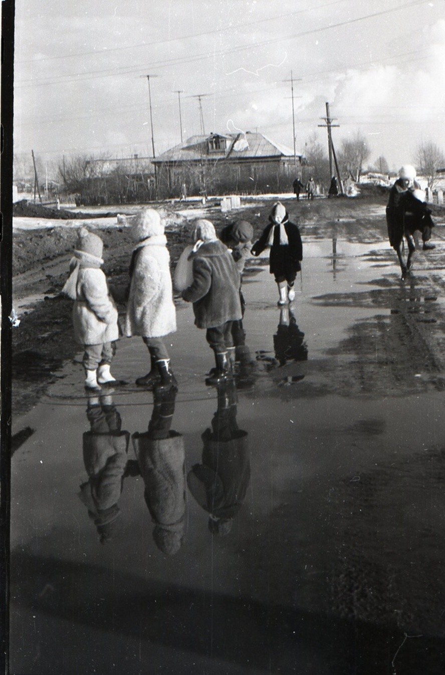 Фото детей. Они обязательно стоят в луже)).25 марта 1960 года. Московская область, Воскресенский район.