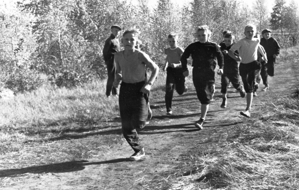 Школьные соревнования. Забег на 300 метров. 5–15 мая 1964 года.