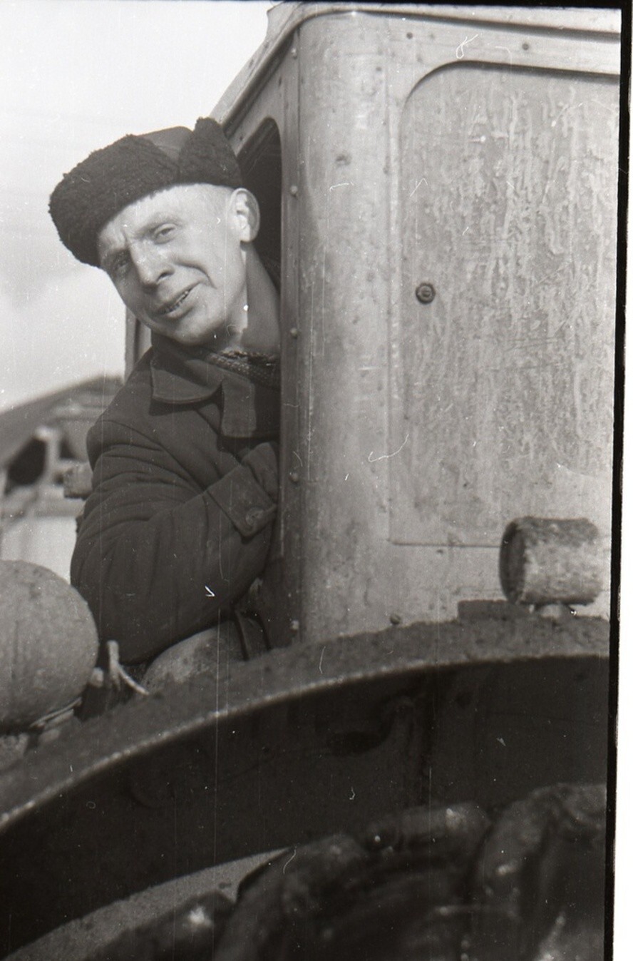 Портрет подмосковного тракториста. Весенний образ!