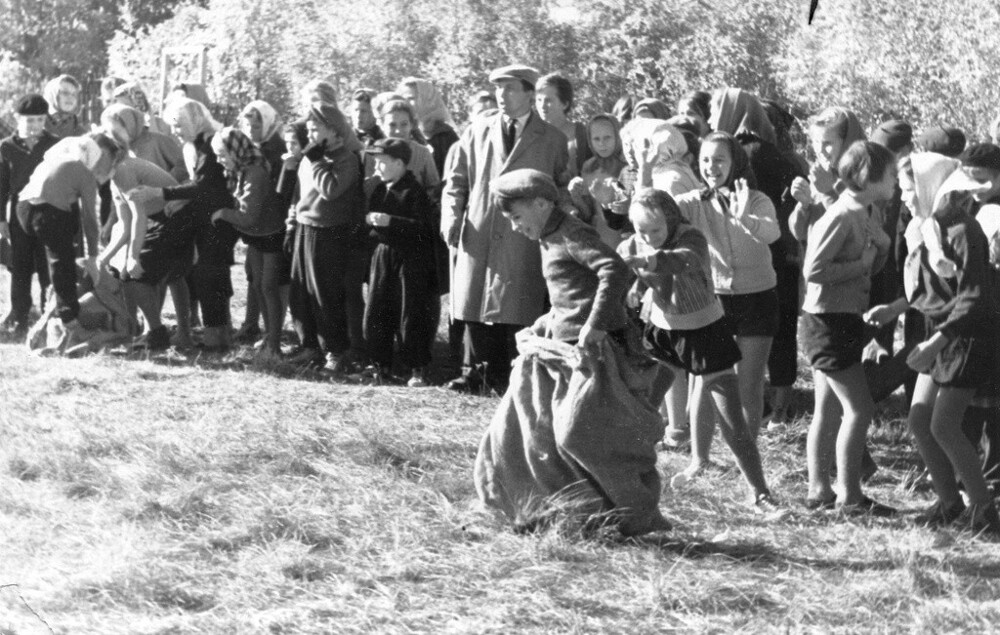 Школьные соревнования. Эстафета бег в мешках. 1–15 мая 1961 года.