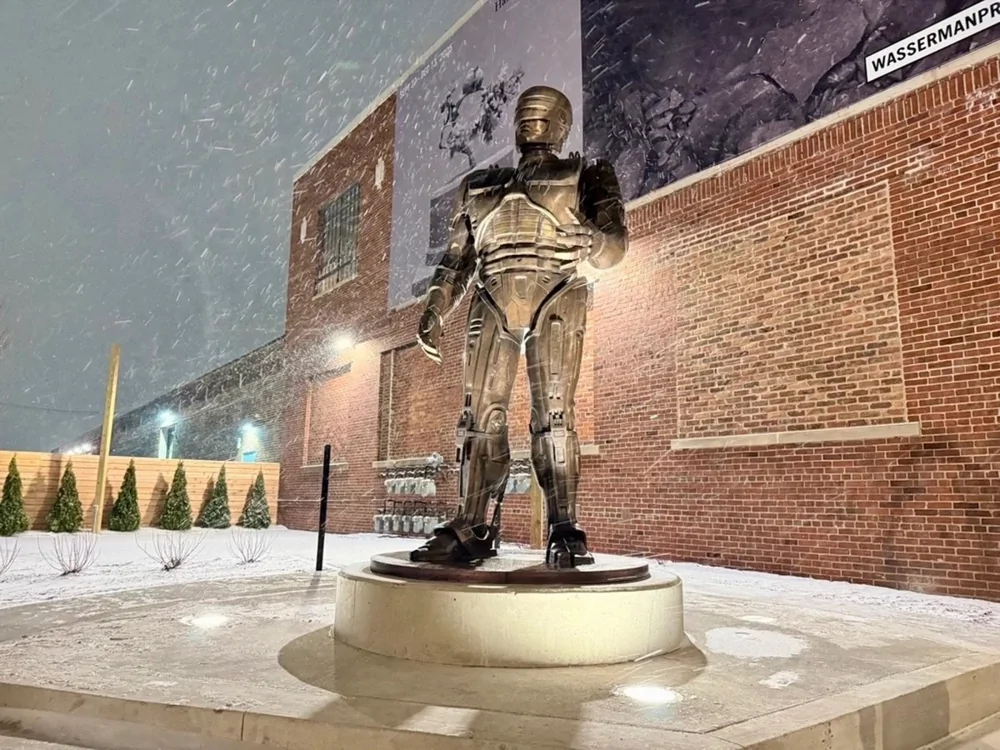 В Детройте установили статую Робокопа