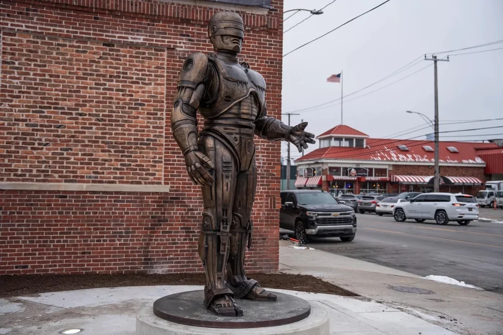 В Детройте установили статую Робокопа