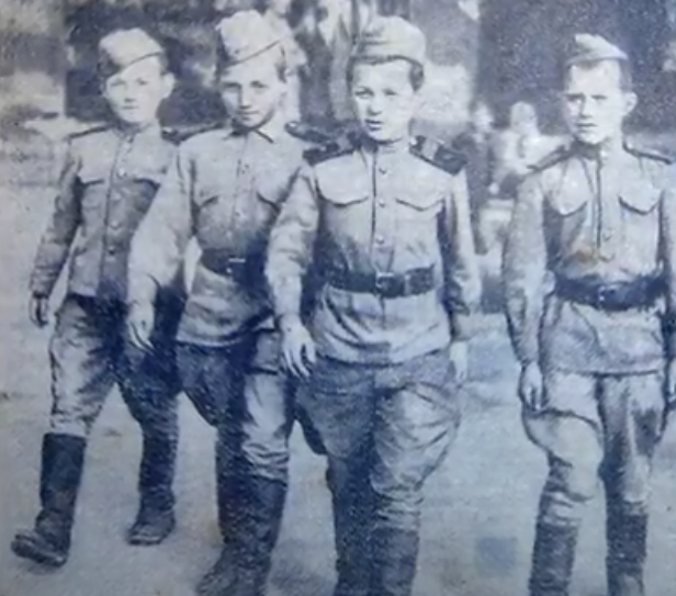 Известный снимок сыновей полка. Слева направо-Коля Печененко, Витя Евстифеев, Сережа Паршин, Володя Узбеков