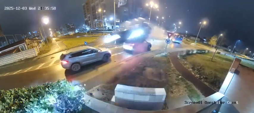 В Румынии легковушка перелетела через две машины и приземлилась на газон