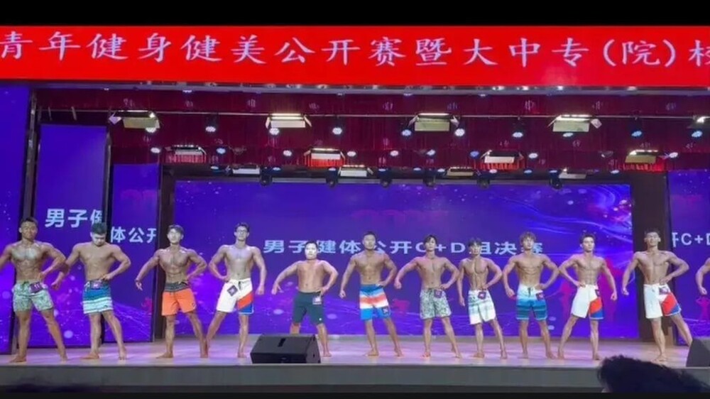 Админ спортзала вышел к бодибилдерам с животом наперевес и стал главной звездой сезона