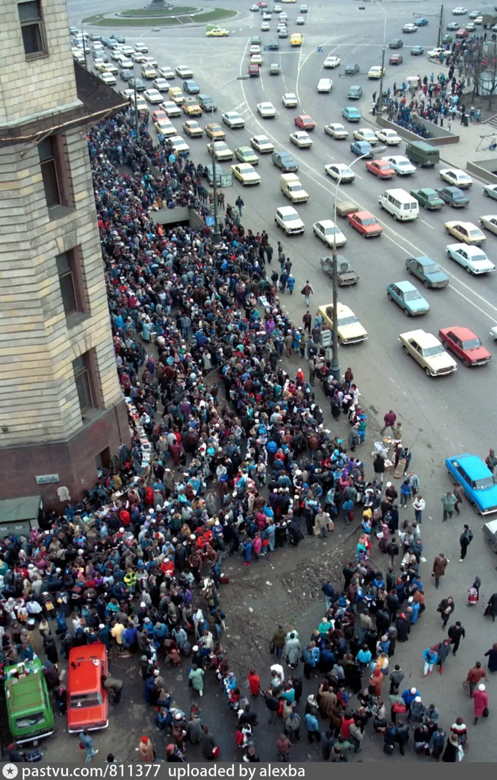 Продажа с рук у Детского Мира. Фото 1992 г. В. Христофорова.