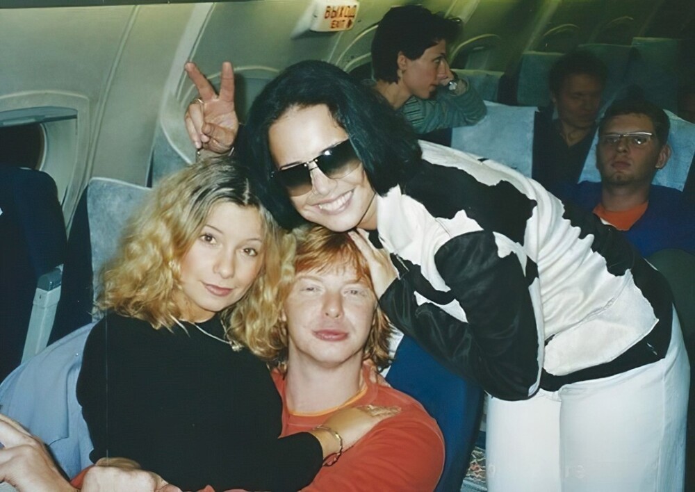 Ольга Орлова, Андрей Григорьев-Аполлонов и Жанна Фриске во время перелета, 13.08.2000