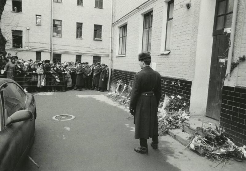У подъезда дома 30 по Новокузнецкой улице, в котором накануне был убит Влад Листьев. 2 марта 1995