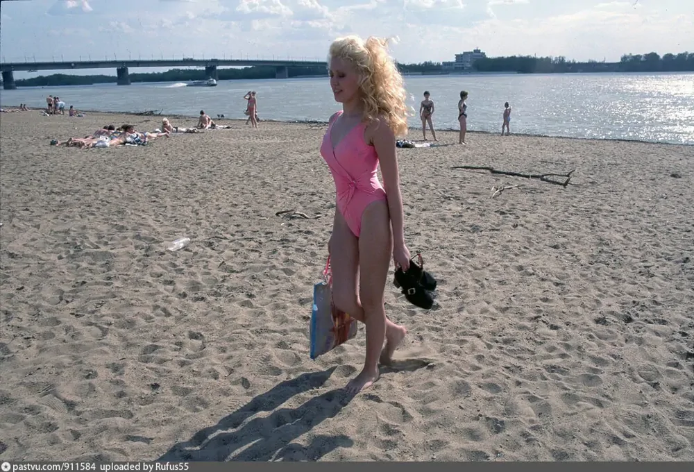 Дама на пляже, Омск 1996 год